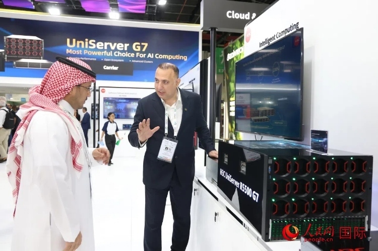 觀眾了解新華三集團(tuán)展示的最新服務(wù)器產(chǎn)品。人民網(wǎng)記者 任皓宇攝