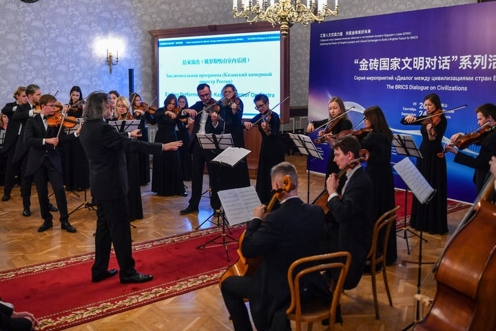 2024年9月24日，在俄羅斯喀山，俄羅斯喀山室內(nèi)樂(lè)團(tuán)演奏傳統(tǒng)曲目。“金磚國(guó)家文明對(duì)話”系列活動(dòng)24日在俄羅斯喀山舉行，來(lái)自中國(guó)、俄羅斯、巴西、印度、南非、伊朗等金磚國(guó)家的相關(guān)機(jī)構(gòu)、各領(lǐng)域?qū)＜覍W(xué)者及青年代表等300多人參加。新華社記者 曹陽(yáng) 攝