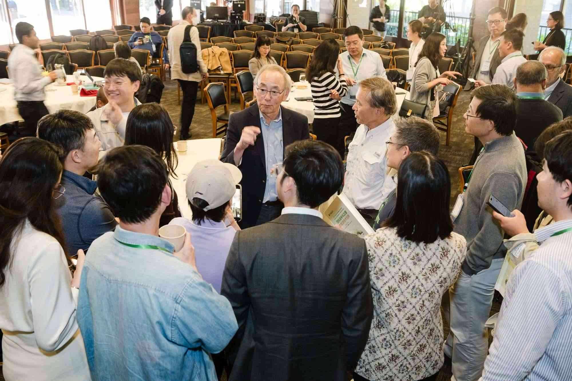 美國(guó)前能源部長(zhǎng)、諾獎(jiǎng)得主朱棣文教授在會(huì)場(chǎng)與參會(huì)者交流。馮超攝