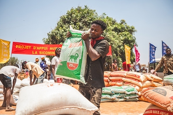 村民們興高采烈地把種子和化肥搬回家。中鐵資源供圖