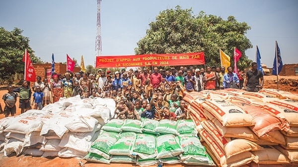 華剛礦業(yè)向當(dāng)?shù)鼐栀浄N子化肥儀式現(xiàn)場。中鐵資源供圖