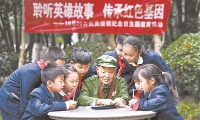 圖為89歲的抗美援朝老兵楊克美在向孩子們講述英雄故事。徐偉攝