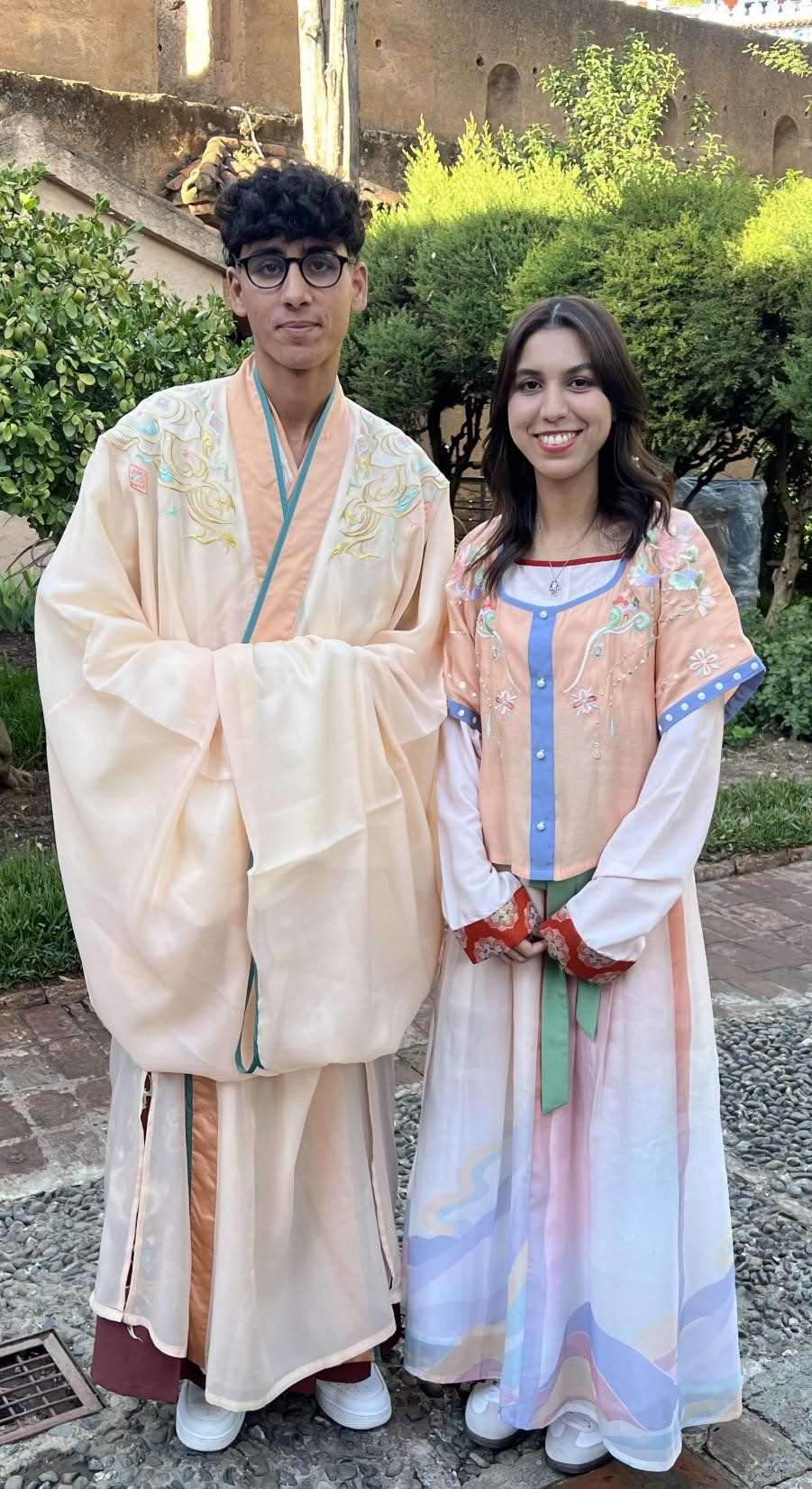 兩位青年試穿中國古代服裝。拉巴特中國文化中心供圖