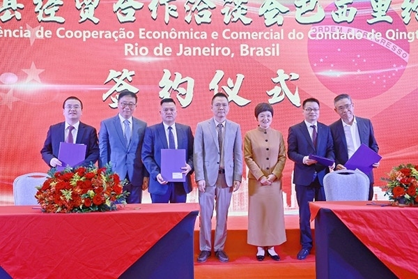 企業(yè)家在活動現(xiàn)場參與項目簽約儀式。人民網(wǎng)記者 陳海琪攝