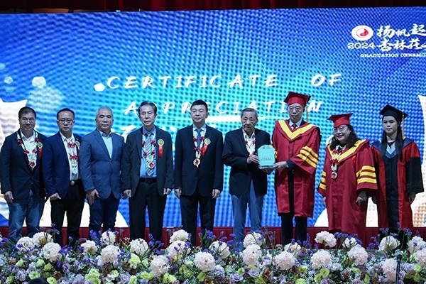 菲律賓首家中醫(yī)學(xué)院——岐黃中醫(yī)學(xué)院在馬尼拉舉行首屆畢業(yè)典禮。人民網(wǎng)記者 樊帆攝