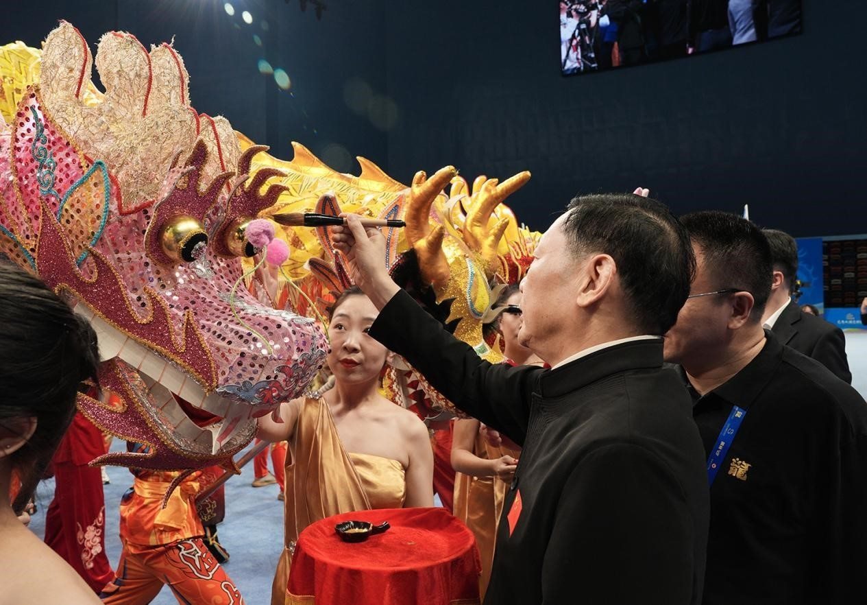出席開賽儀式的領(lǐng)導(dǎo)及嘉賓共同為參賽龍獅隊(duì)點(diǎn)睛。（受訪者供圖）