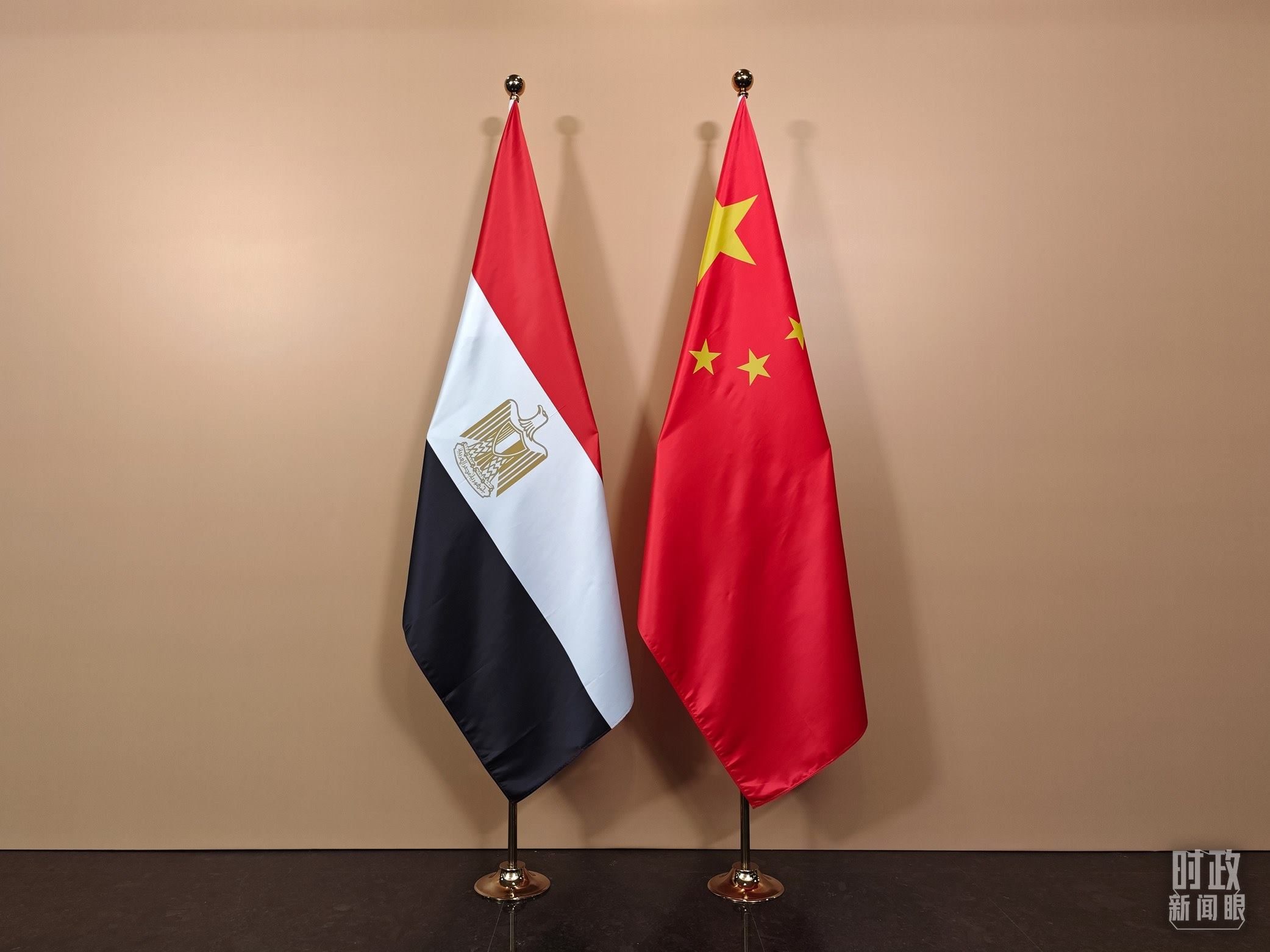 △ 會(huì)見廳外的中國(guó)埃及兩國(guó)國(guó)旗。（總臺(tái)央視記者彭漢明拍攝）