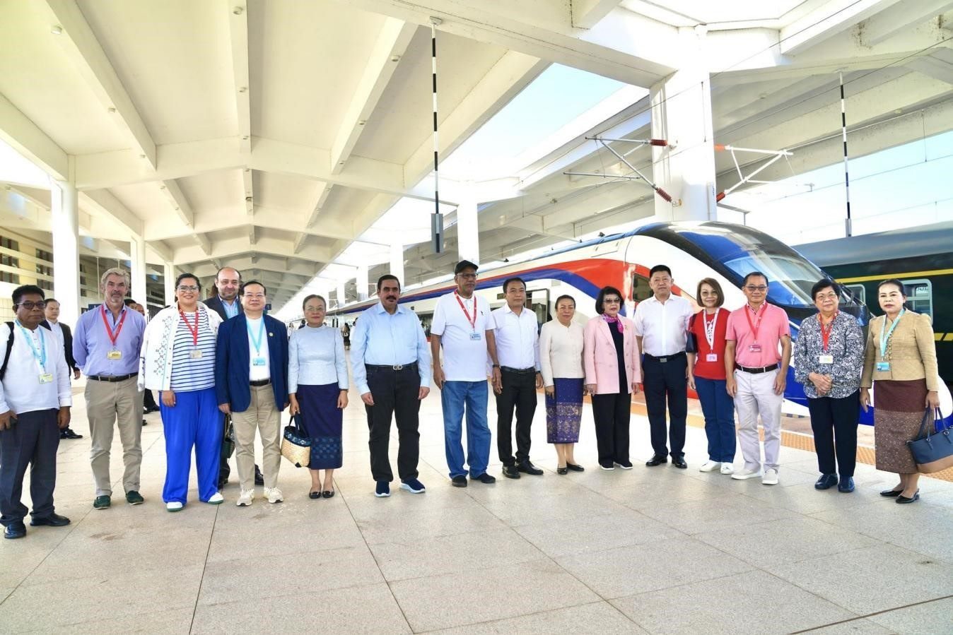 東盟議會聯(lián)盟大會代表團(tuán)與中老鐵路“瀾滄號”動車合影留念。老中鐵路有限公司供圖