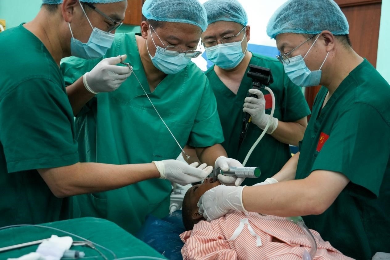 引起患兒窒息的異物被成功取出。中國援桑醫(yī)療隊供圖