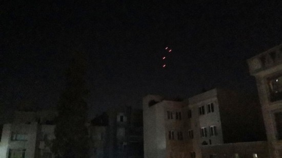  這是10月26日4點50分左右拍攝的德黑蘭市區(qū)。當?shù)貢r間26日凌晨，新華社記者在伊朗首都德黑蘭多次聽到爆炸聲。新華社記者姚兵攝