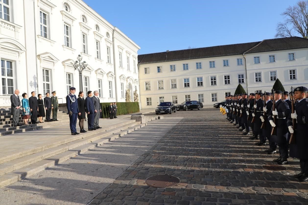 新任中國駐德國大使鄧洪波向德國總統(tǒng)施泰因邁爾遞交國書。中國駐德國大使館供圖
