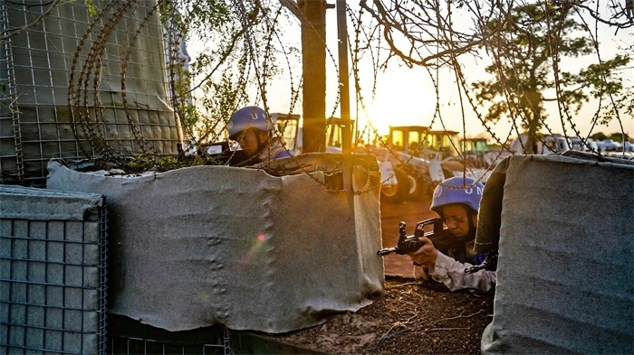 瞭望偵察一線情況。張洪奧攝