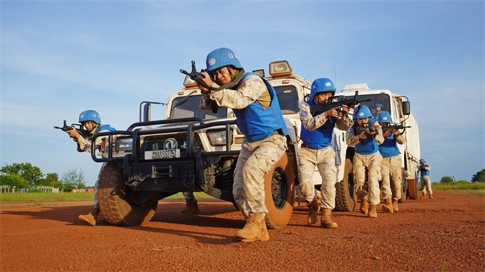 應(yīng)急分隊?wèi)?zhàn)術(shù)行進(jìn)。張洪奧攝