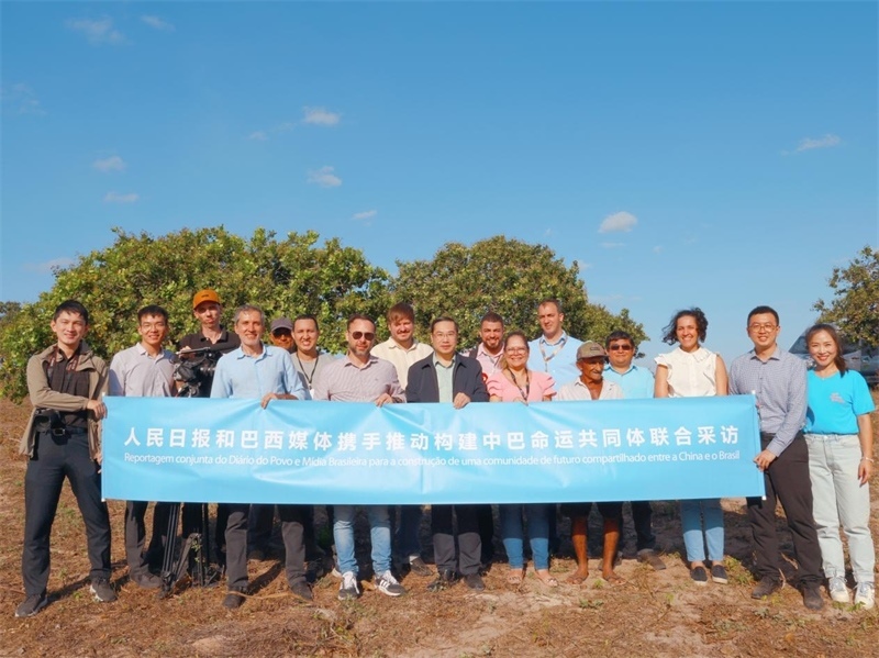 當(dāng)?shù)貢r(shí)間10月24日至25日，人民日?qǐng)?bào)社攜手巴西主流媒體在巴西東北部北里奧格蘭德州開展聯(lián)合采訪，拉開了以“攜手推動(dòng)構(gòu)建中巴命運(yùn)共同體”為主題的人民日?qǐng)?bào)和巴西媒體聯(lián)合采訪序幕。圖為參加聯(lián)合采訪的中巴兩國記者與受益于中國企業(yè)扶貧項(xiàng)目的若昂卡馬拉市民眾合影。 人民日?qǐng)?bào)和巴西媒體聯(lián)合采訪團(tuán)供圖