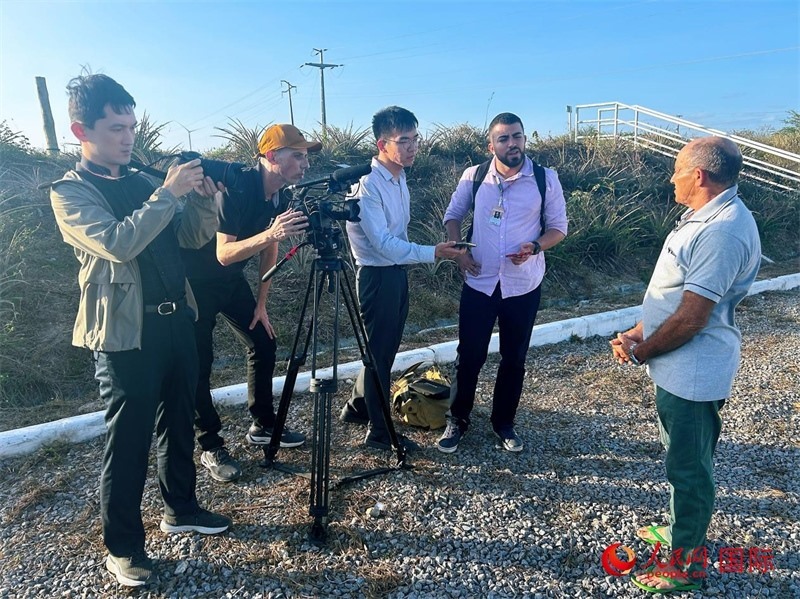 聯(lián)合采訪團(tuán)正在采訪因苦咸水淡化項(xiàng)目受益的當(dāng)?shù)孛癖?。人民網(wǎng)記者 陳一鳴攝