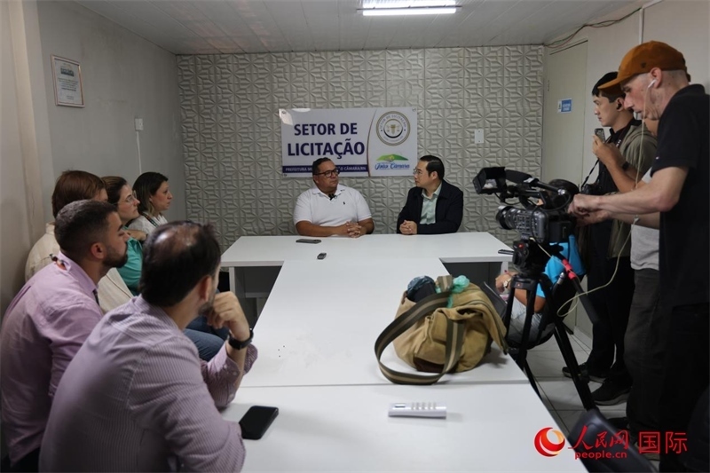 巴西東北部北里奧格蘭德州若昂卡馬拉市市長馬諾埃爾·貝爾納接受聯(lián)合采訪團(tuán)采訪。 人民網(wǎng)記者 時(shí)元皓攝