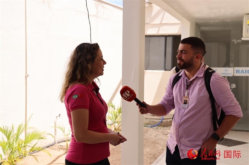 國網(wǎng)巴電文化中心負(fù)責(zé)人達(dá)尼埃拉·帕戈托接受參加聯(lián)合采訪團(tuán)的巴西記者采訪。 人民網(wǎng)記者 時(shí)元皓攝