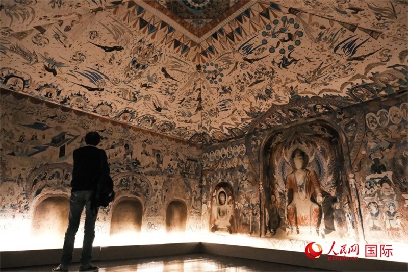 觀眾仿佛置身于數(shù)字復(fù)原的敦煌第285窟。人民網(wǎng)記者 尚凱元攝 