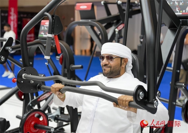 一名觀眾在體驗健身器材。人民網(wǎng)中東中心分社塔里克·易卜拉欣攝