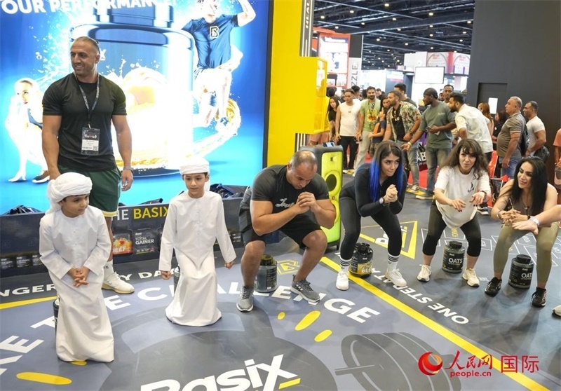 觀眾參加“蹲馬步”比賽。人民網(wǎng)中東中心分社塔里克·易卜拉欣攝