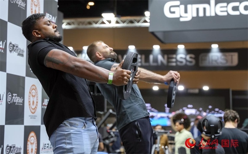 觀眾參加舉重物比賽。人民網(wǎng)中東中心分社塔里克·易卜拉欣攝