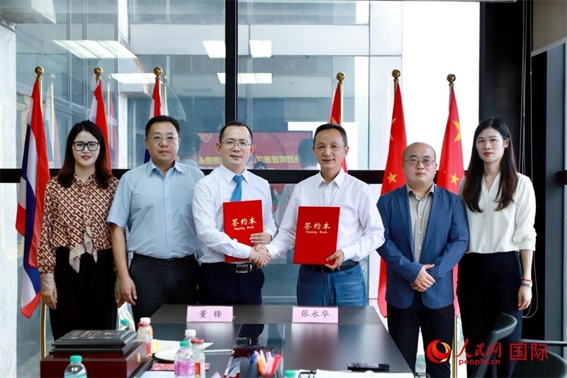 會(huì)談現(xiàn)場(chǎng)。左三為泰中僑商聯(lián)合會(huì)副主席董峰；右三為浙江大學(xué)光華法學(xué)院黨委書記張永華。人民網(wǎng)記者 簡(jiǎn)承淵攝