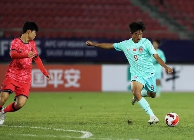 國少隊球員魏祥鑫（右）比賽中傳球。新華社記者 李鋼攝