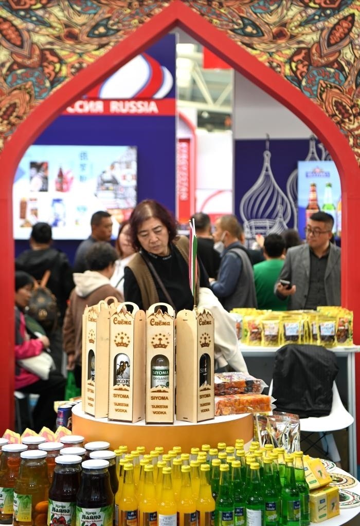 10月25日，觀眾在楊凌農(nóng)高會(huì)上合組織國(guó)家農(nóng)業(yè)展區(qū)了解農(nóng)產(chǎn)品。新華社記者 鄒競(jìng)一 攝