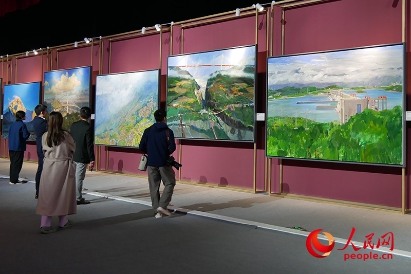 觀眾正在欣賞畫作。人民網(wǎng)記者 韋衍行攝