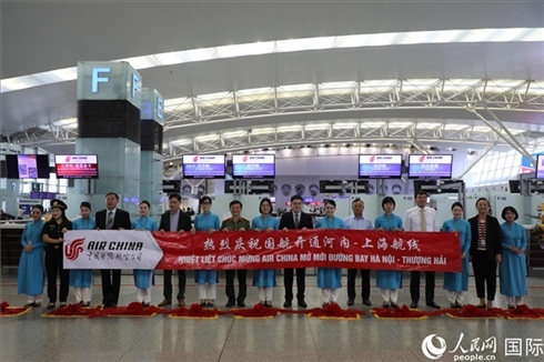 中國(guó)駐越南大使館經(jīng)商處參贊李振民等兩國(guó)嘉賓為儀式剪彩。 人民網(wǎng)記者 楊曄攝