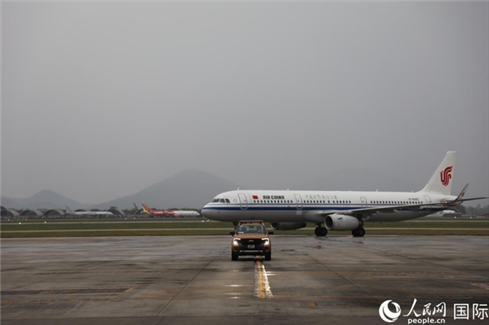 國(guó)航上海——河內(nèi)首班飛機(jī)抵達(dá)河內(nèi)內(nèi)排機(jī)場(chǎng)。人民網(wǎng)記者 楊曄攝