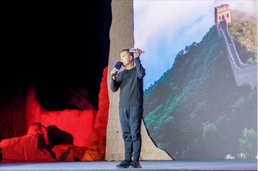 李剛在“何以中國·五星出東方”網(wǎng)絡(luò)主題宣傳活動現(xiàn)場演講。人民視頻供圖