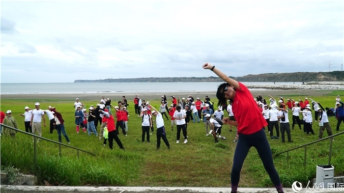 開跑前的熱身運(yùn)動(dòng)。人民網(wǎng) 蔣曉辰攝