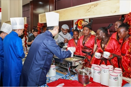 恩賈梅納大學(xué)孔子學(xué)院的學(xué)生們對(duì)中國(guó)餃子情有獨(dú)鐘。主辦方供圖