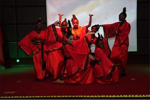 孔子學(xué)院的學(xué)生表演中國(guó)舞《昭君出塞》。主辦方供圖