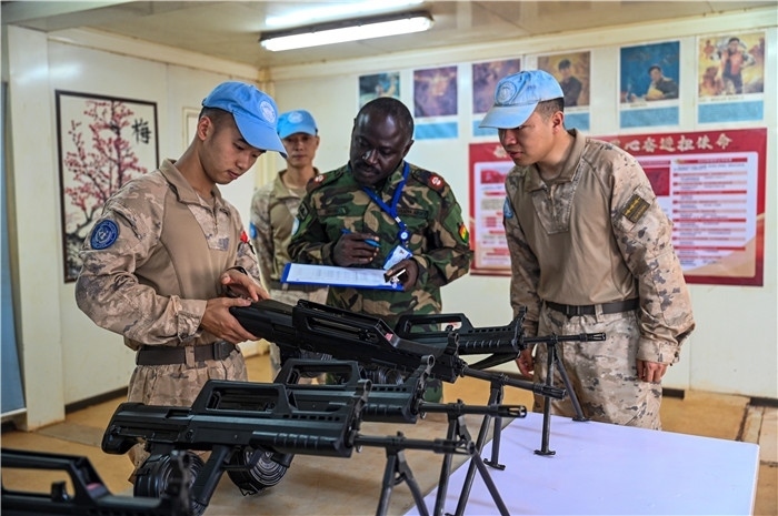 檢查槍支性能。孫千攝