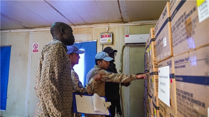 圖7.檢查給養(yǎng)物資。馬騫攝