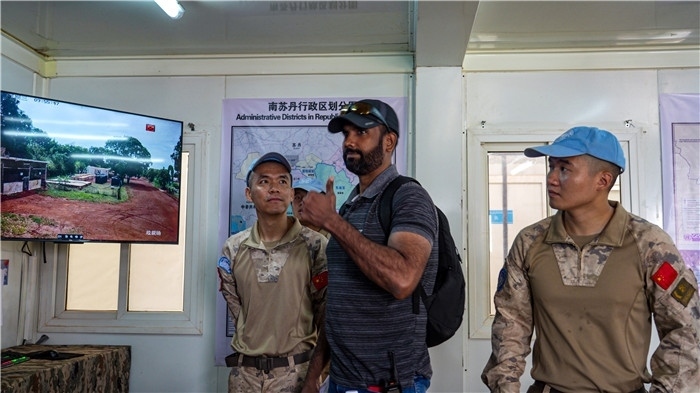 核查官員稱贊。王軍杰攝