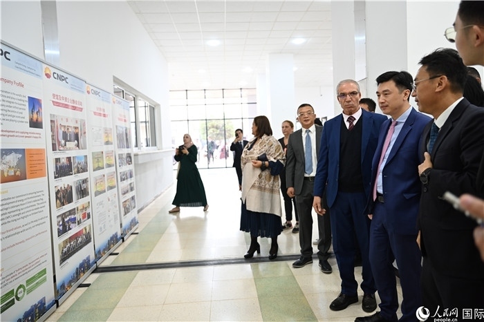 中企向阿爾及利亞大學(xué)捐贈電教設(shè)備圖片展。人民網(wǎng)記者 郝瑞敏攝