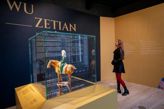 圖為觀眾在參觀“一代女皇武則天展”。（中華人民共和國駐荷蘭王國大使館供圖）