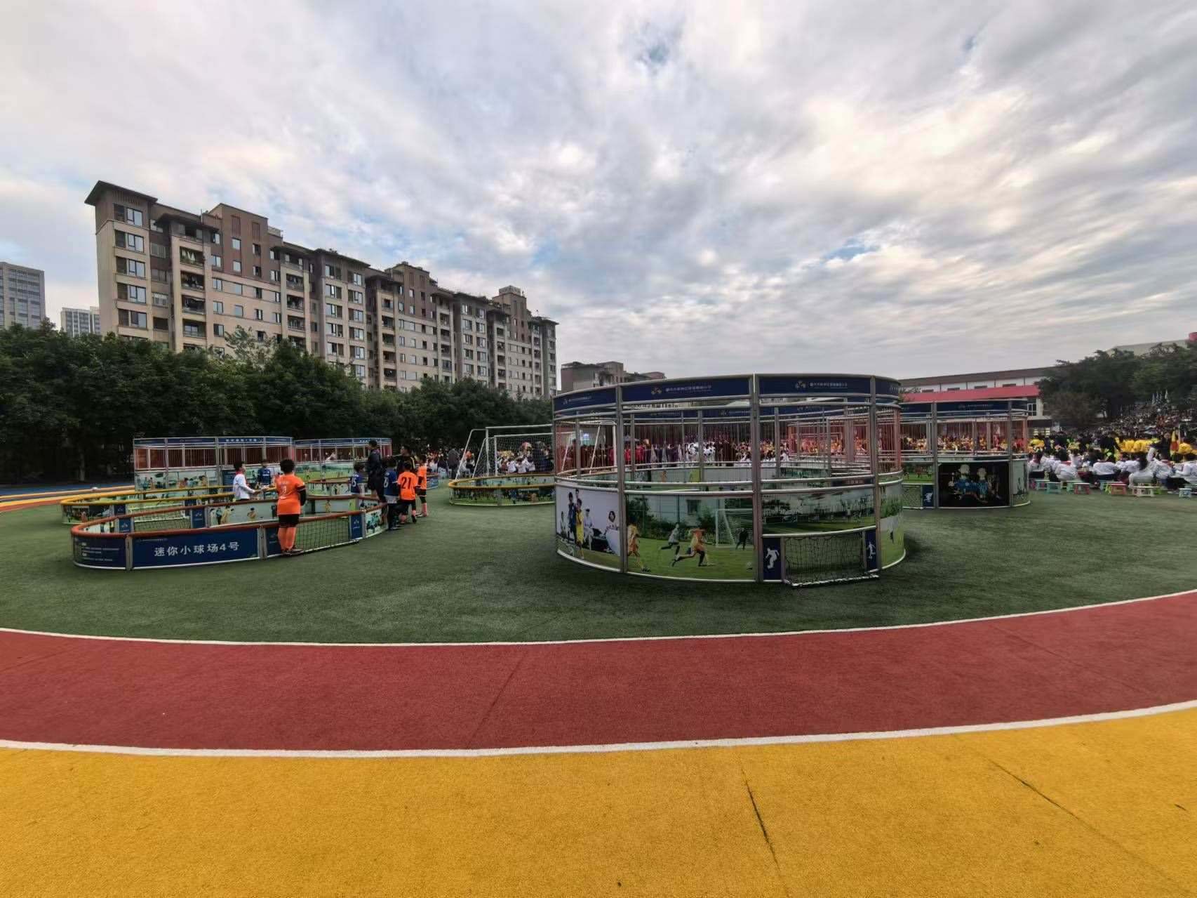珊瑚魯能小學(xué)里的迷你足球場。 人民網(wǎng)記者 楊磊攝