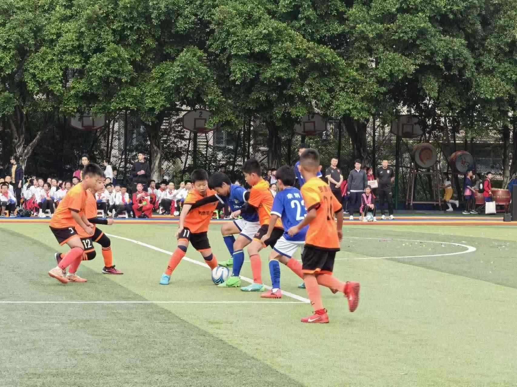 珊瑚魯能小學(xué)的學(xué)生們在進行足球比賽。 人民網(wǎng)記者 楊磊攝
