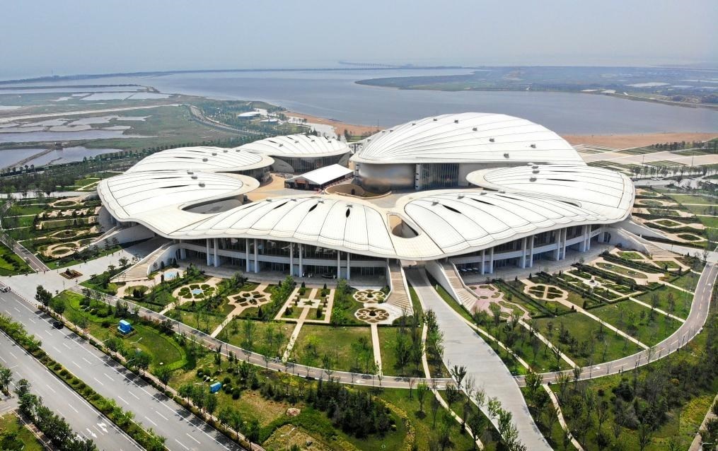 位于中國(guó)—上海合作組織地方經(jīng)貿(mào)合作示范區(qū)的青島·上合之珠國(guó)際博覽中心（2024年7月18日攝，無人機(jī)照片）。新華社記者李紫恒 攝