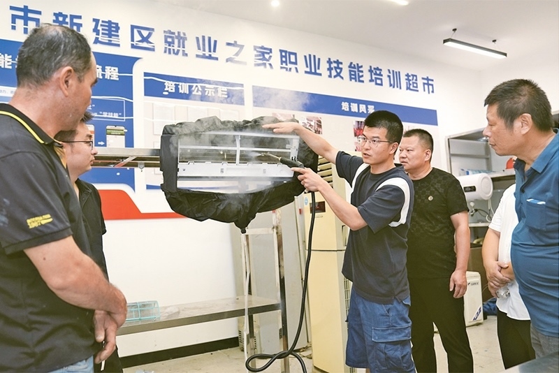 黨的二十屆三中全會強(qiáng)調(diào)，要健全終身職業(yè)技能培訓(xùn)制度。圖為2024年9月12日一位老師在給學(xué)員進(jìn)行家電清洗技術(shù)培訓(xùn)。 新華社記者 萬象/攝