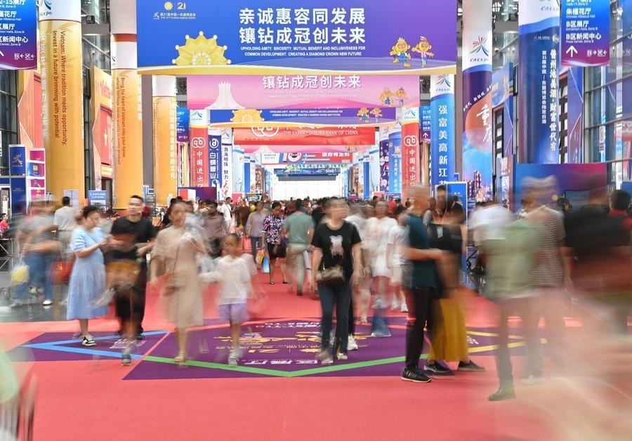 2024年9月28日，觀眾在廣西南寧市舉行的第21屆中國—東盟博覽會上參觀。新華社記者 周華 攝
