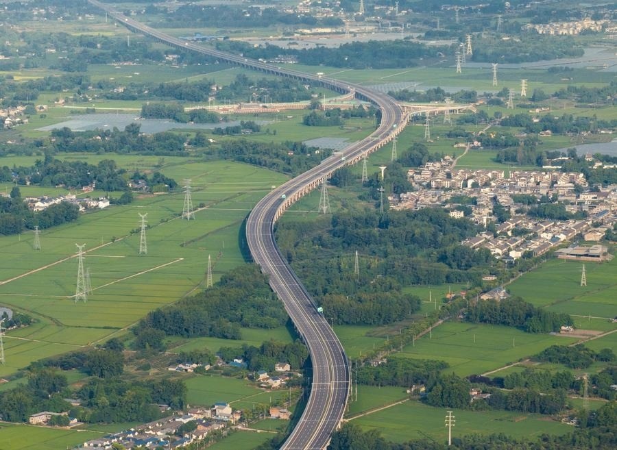 俯瞰四川天府新區(qū)至邛崍高速公路一角（2024年7月2日攝，無人機照片）。新華社記者 江宏景 攝