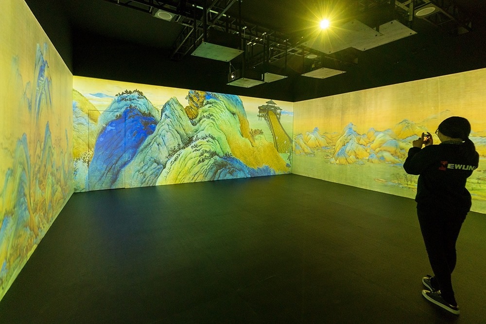 2019年1月29日，上海，市民在“千里江山圖科技藝術(shù)展”上參觀北宋名畫《千里江山圖》的AR全景展示并打卡拍照。