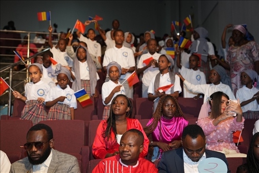 現(xiàn)場觀眾與決賽選手熱情互動。中國石油非洲公司供圖