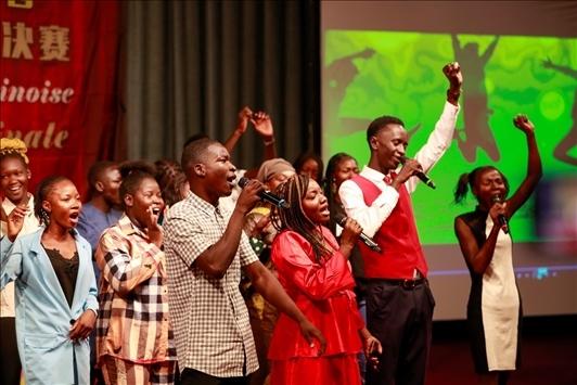 孔子學(xué)院的同學(xué)們演唱中文歌曲《明天會更好》。中國石油非洲公司供圖