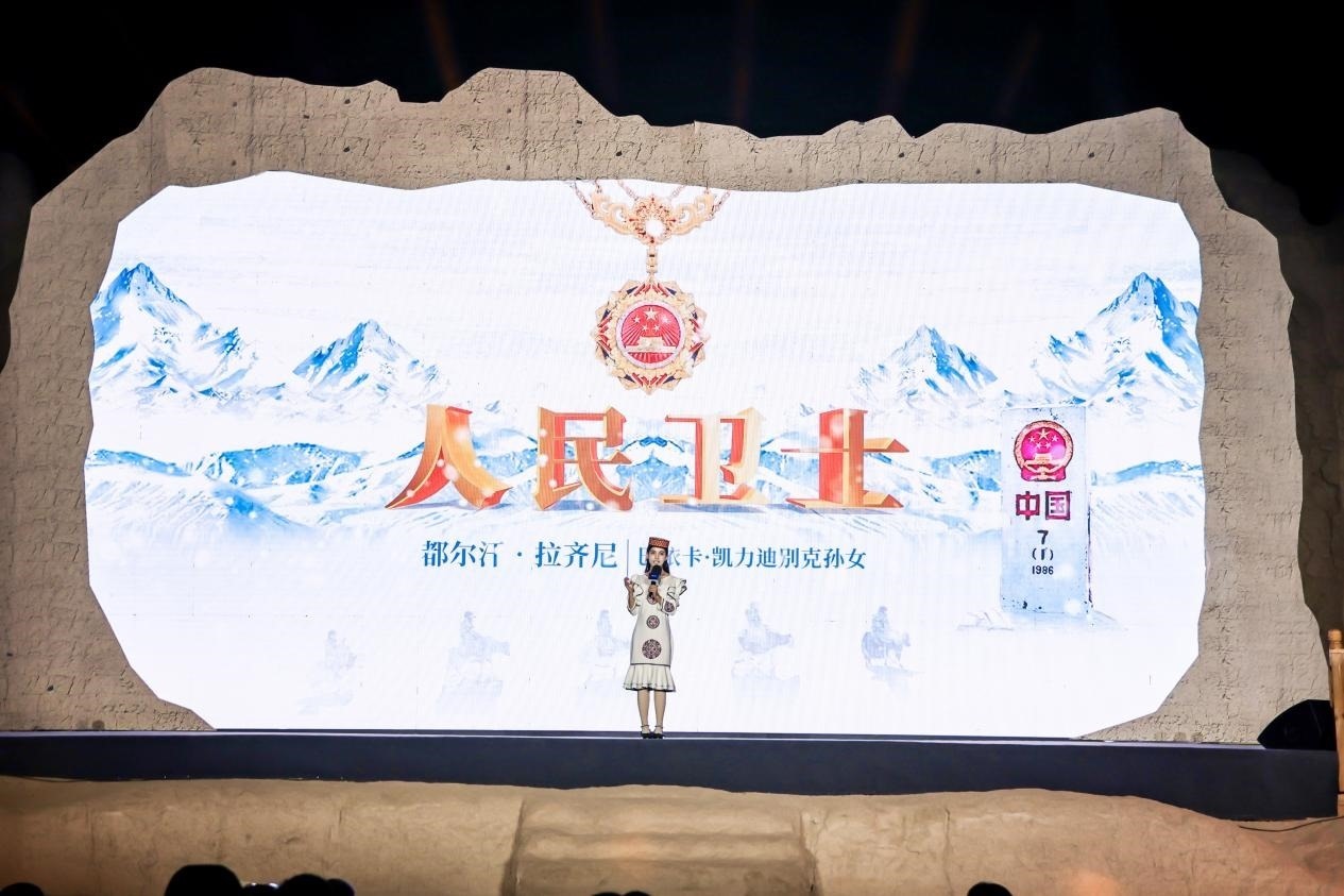 都爾汗·拉齊尼在“何以中國·五星出東方”網(wǎng)絡(luò)主題宣傳活動現(xiàn)場演講。人民視頻供圖